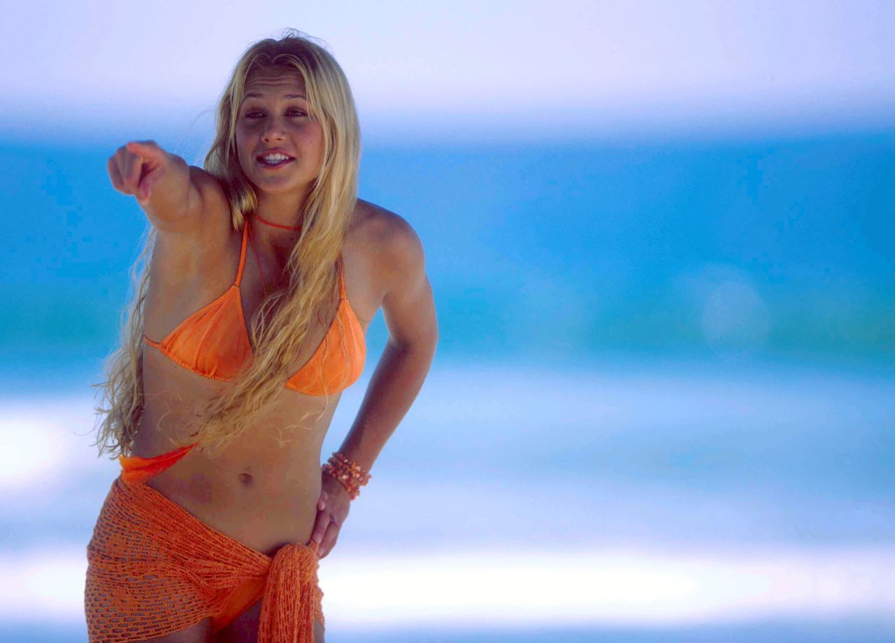 Anna Kournikova's Sultry 2002 Beach Photoshoot in Acapulco