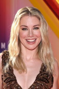 Jennifer Gunn Holland Shines in Bronze at the Premiere of “Superman”