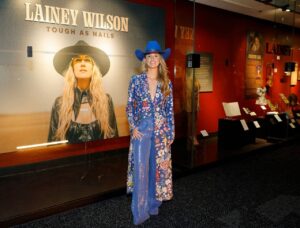 Lainey Wilson’s Gritty Glamour on Full Display