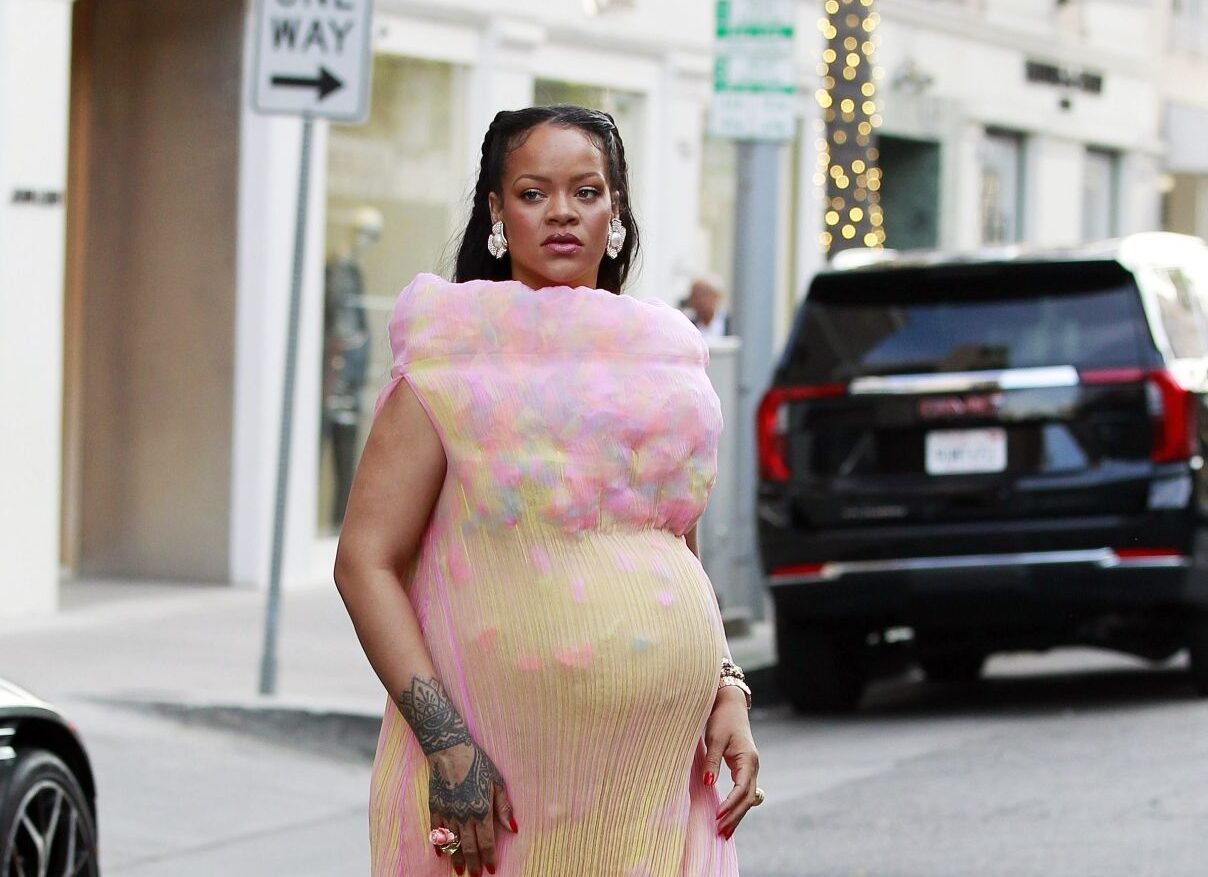 The Queen of Unconventional Style: Rihanna’s Pastel-Neon Maternity Look