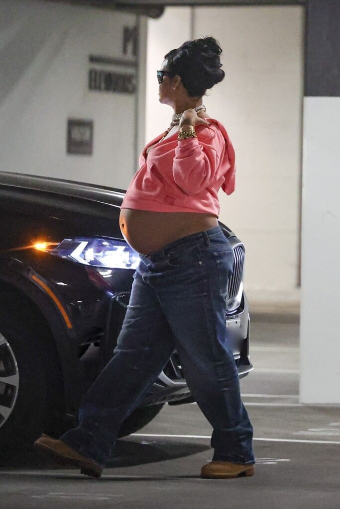 Rihanna: Shaping the Style Narrative with Unmatched Boldness 57792