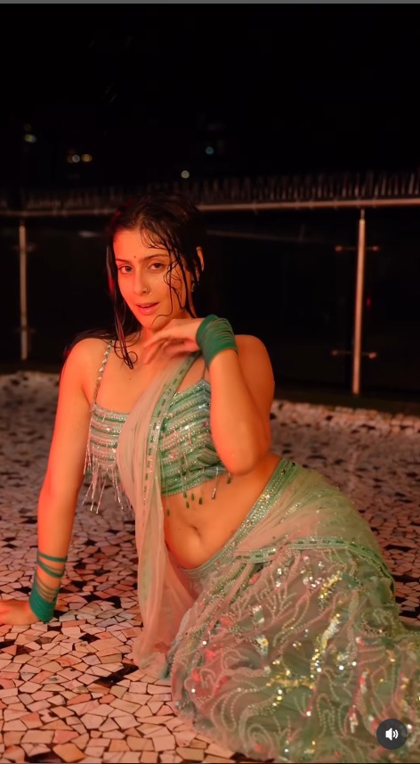 Isha Malviya Dancing effortlessly to the “Bheegi Bheegi Saari Mein”