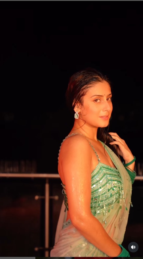 Isha Malviya Dancing effortlessly to the “Bheegi Bheegi Saari Mein”