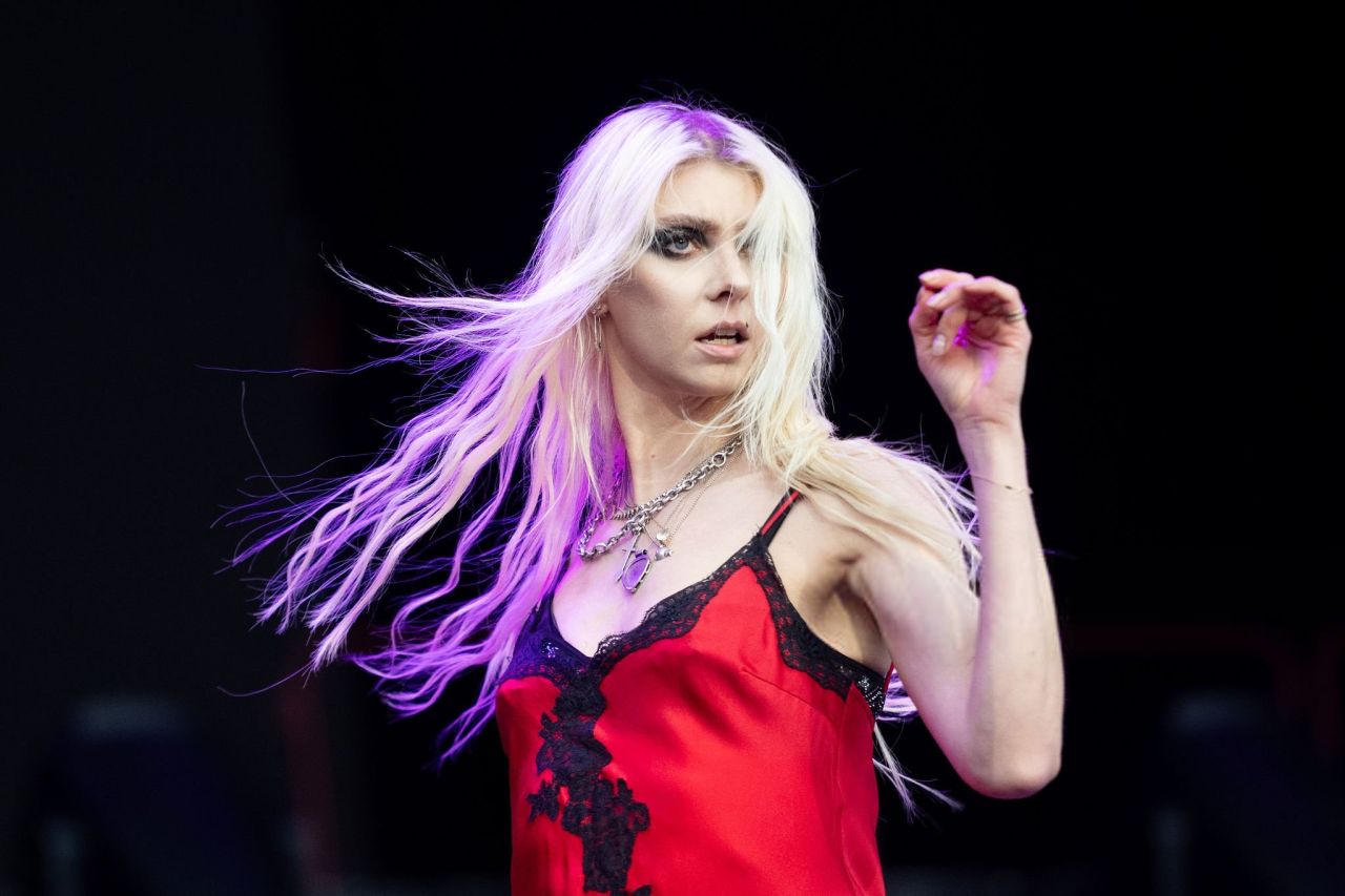 Taylor Momsen’s Concert Look Unleashes Dark Romance