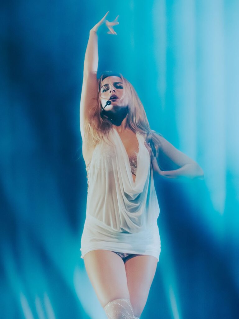 Addison Rae shows off an edgy style for her live performance
