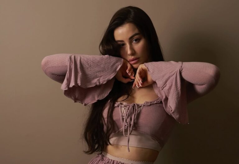 Giorgia Andriani's poses tell their own story