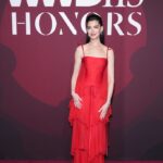 Anne Hathaway's red-hot vintage dress is a red carpet dream Anne Hathaway's red-hot vintage dress is a red carpet dream