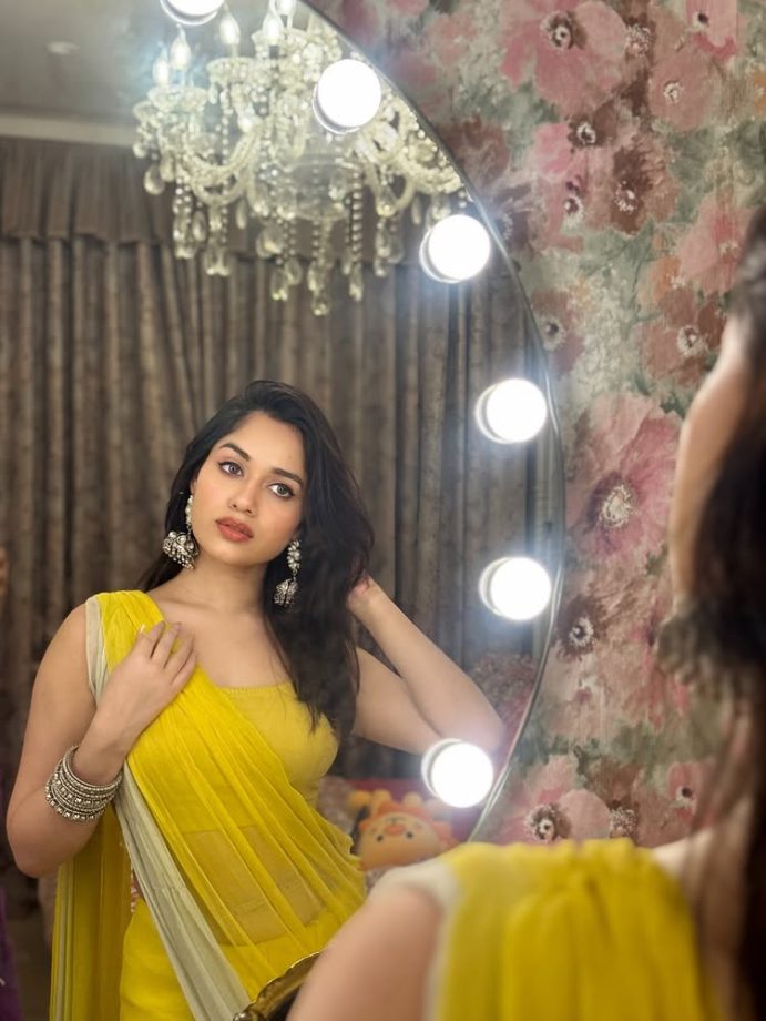 Jannat Zubair Rahmani Looks Great in a Yellow Saree Jannat Zubair Rahmani Looks Great in a Yellow Saree