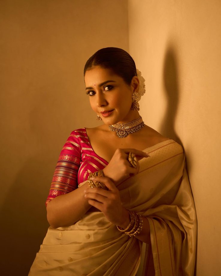 Raashii Khanna Embodies Regal Elegance in Silk and Tradition Raashi Khanna Embodies Regal Elegance in Silk and Tradition