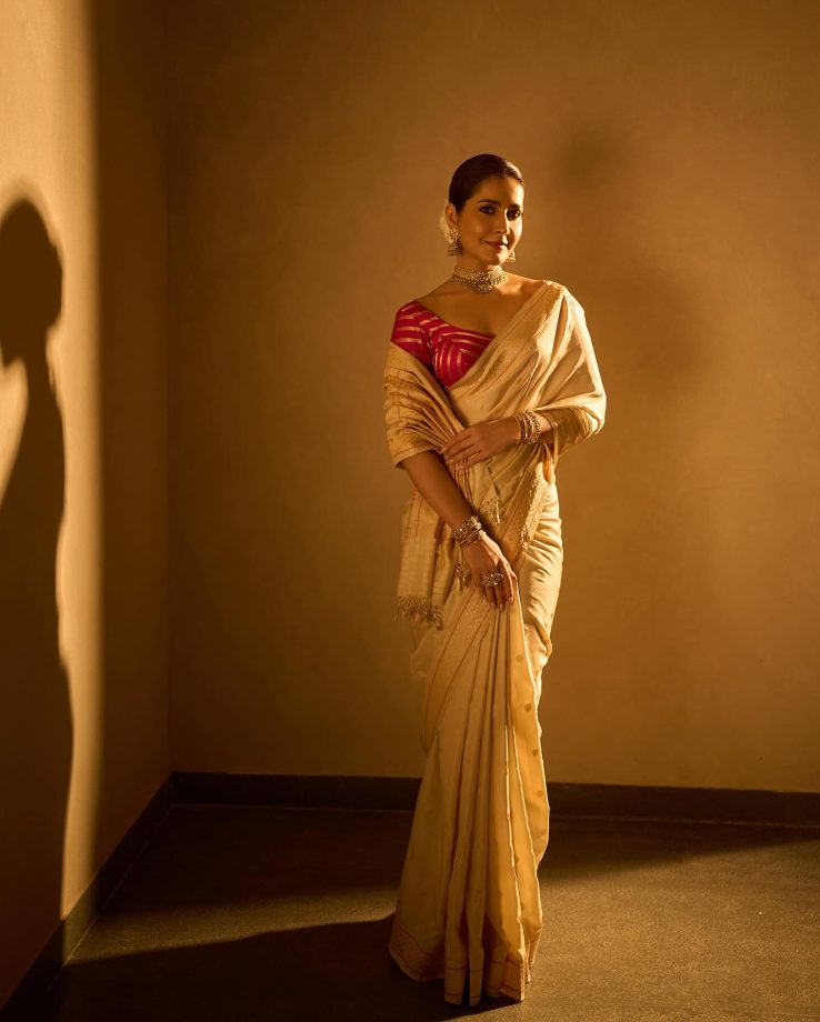 Raashii Khanna Embodies Regal Elegance in Silk and Tradition Raashi Khanna Embodies Regal Elegance in Silk and Tradition