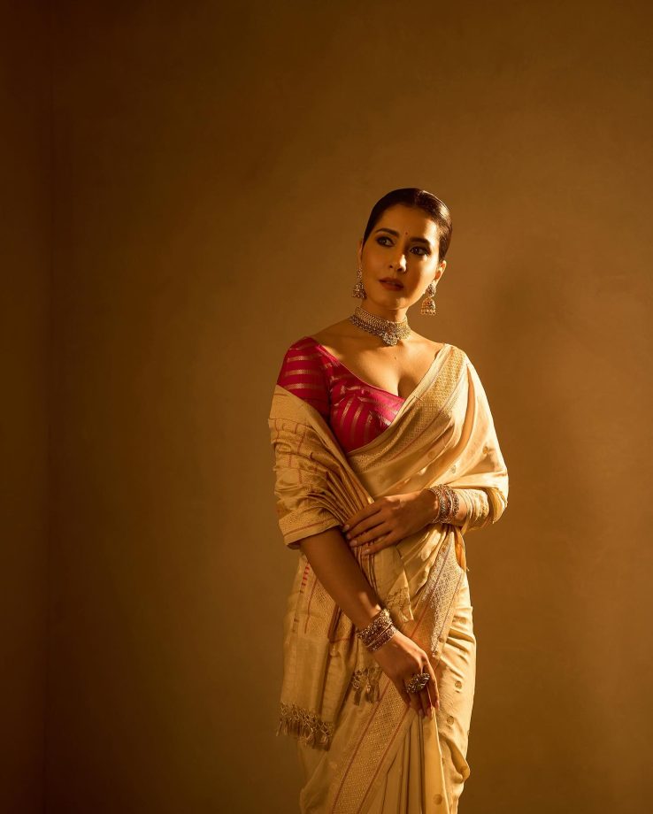 Raashii Khanna Embodies Regal Elegance in Silk and Tradition Raashi Khanna Embodies Regal Elegance in Silk and Tradition
