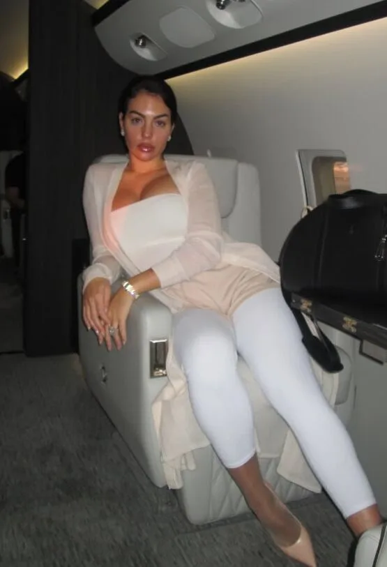 Georgina Rodríguez looks sexy in her strapless jet-set look Georgina Rodríguez looks sexy in her strapless jet-set look